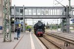 In Emden Hbf wartet 012 104 auf ihre Drehfahrt im Gleisdreieck des VW-Werks. (24.05.2025) <i>Foto: Joachim Schmidt</i>
