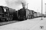 Die erst zwei Monate zuvor von Berlin Ostbahnhof nach Magdeburg umstationierte 01 022 verlässt vor einem Schnellzug den Hauptbahnhof in ihrer neuen Heimat. Links wartet die Halberstädter 22 040. (07.1969) <i>Foto: Robin Fell</i>