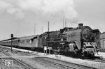 Die Erfurter 01 175 hat im Bahnhof Bebra den D 199 (Frankfurt/M - Leipzig) übernommen. 1963 wurde die Lok in 01 512 umgebaut. (1960) <i>Foto: Robin Fell</i>