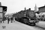 86 769 vom Bw Aue (mit Behelfsrauchkammertür) fährt mit einem Personenzug nach Zwickau (Sachs) Hbf in Wilkau-Haßlau ein. Rechts ist der Uhrenturm des Rathauses zu sehen. (07.1967) <i>Foto: Robin Fell</i>