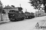 99 605 fährt mit einem Güterzug aus dem Bahnhof Kirchberg (Sachs) in Richtung Wilkau-Haßlau. Im Hintergrund ist der Lokschuppen von Kirchberg und das damals noch vorhandene Einfahrsignal A aus Richtung Wilkau Haßlau zu sehen. (07.1967) <i>Foto: Robin Fell</i>