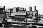 Diese bayerische R 3/3 hatte es weit in den Norden bis nach Bebra verschlagen. 89 860 gehörte zu den 90 Fahrzeugen der ab 1921 gelieferten zweiten Bauserie. Die Deutsche Reichsbahn nahm sie als Baureihe 89.8 in ihren Nummernplan auf. Am 26.04.1961 wurde sie ausgemustert. (1960) <i>Foto: Robin Fell</i>