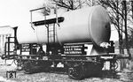 Der nagelneue Privat-Kesselwagen "Frankfurt 557 393" der Dreiturm-Seifenindustrie GmbH aus Steinau Kreis Schlüchtern. Der beim Waggonbau Dessau hergestellte Wagen (Werkabnahme "Unt De [Dessau] 2.4.37") wartet auf die im RAW Leipzig vorgesehene Abnahme "BrU Le  .37". (04.1937) <i>Foto: Werkfoto</i>