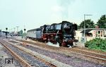 01 1053 vom Bw Rheine rangiert im Bahnhof Emden West einen Kurswagen. Zum Fahrplanwechsel 1971/1972 am 26. September 1971 wurde der Bahnhof in Emden Hbf umbenannt. (27.08.1967) <i>Foto: Robin Fell</i>