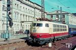 103 128 verlässt mit IC 125 "Wilhelm Busch" (Hannover - München) den Bahnhof Wuppertal-Elberfeld. (1971) <i>Foto: Klaus Himmelreich</i>