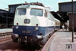Die Heidelberger E 10 1268 wartet in Duisburg Hbf vor dem TEE 22 "Rheinpfeil". Die Züge "Rheinpfeil" aus Dortmund (TEE 22) und "Rheingold" aus Holland (TEE 10) trafen um 9.55 bzw. 9.56 Uhr fast zeitgleich in Duisburg ein. Hier wurden die Wagen an den Zugspitzen getauscht. Der TEE 10 verließ Duisburg um 10.09 Uhr in Richtung Basel (- Genf), der TEE 22 folgte um 10.15 Uhr nach München. (1965) <i>Foto: Klaus Himmelreich</i>