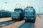 Im Bahnhof Rosenheim begegnen einander die Stuttgarter E 10 192 und E 94 158 vom Bw München Ost. (1967) <i>Foto: Klaus Himmelreich</i>