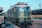 118 027 vom Bw Regensburg vor einem Schnellzug in Nürnberg Hbf. Ihre grüne Lackierung verlor die Lok erst bei einer Revision im Aw München-Freimann im Oktober 1973. (1970) <i>Foto: Klaus Himmelreich</i>