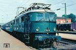E 18 10 (Bw Freilassing) wartet im Bahnhof Rosenheim auf den Abfahrauftrag vor dem D 64 "Dolomiten-Express" nach München Hbf. (1967) <i>Foto: Klaus Himmelreich</i>