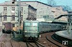 E 41 298 (Bw Hagen-Eckesey) fährt mit einem Eilzug aus dem Bahnhof Wuppertal-Elberfeld (heute Wuppertal Hbf). (1967) <i>Foto: Klaus Himmelreich</i>