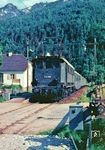 E 44 506 mit P 2012 aus Berchtesgaden im Haltepunkt Bad Reichenhall Kirchberg. (1967) <i>Foto: Klaus Himmelreich</i>