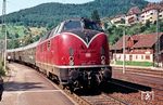 211 107 vom Bw Villingen (Schwarzw) ist mit D 571 (Hannover - Konstanz) in den Bahnhof Hornberg auf der Schwarzwaldbahn eingefahren. (08.1975) <i>Foto: Klaus Himmelreich</i>