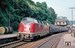 V 200 067 vom Bw Hamm (Westf) fährt mit dem F 16 "Sachsenroß" (Hannover - Köln) in Wuppertal-Elberfeld ein. (1963) <i>Foto: Klaus Himmelreich</i>