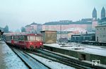 Ein VT 98 wechselt im Bahnhof Wuppertal-Steinbeck auf das Ortsgleis. (01.1963) <i>Foto: Klaus Himmelreich</i>