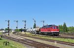 Wöchentlich verkehrt ein Zug mit Dolomit von Wünschendorf (Elster) nach Brandenburg ins Stahlwerk. Dolomit dient zerkleinert als Zusatzstoff bei der Stahlerzeugung. 232 701 der Bahnbetrieb Gera fährt mit dem beladenen Zug aus dem Bahnhof Zeitz Pbf, der (noch) mit einer Formsignalparade glänzen kann. (13.05.2025) <i>Foto: Ralf Opalka</i>
