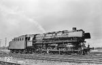 44 1665 vom Bw Wuppertal-Vohwinkel wartet in Köln-Eifeltor auf neue Aufgaben. Auffälliges Detail an der Lok ist die Trittstufe am Windleitblech. Neben 44 1665 besaß auch die Vohwinkler 44 599 eine solche Trittstufe, wobei sich diese immer nur auf der rechten Seite der Lok befand. Daneben hatten 44 385, 44 480, 44 595, 44 1184 und 44 1696 temporär solche Tritte am rechten Windleitblech, deren Nutzen sich bis heute nicht so recht erschließen will. (14.07.1960) <i>Foto: Jacques H. Renaud</i>