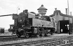 Tenderlok 96 der Köln-Bonner Eisenbahnen (KBE) im Bw Brühl-Vochem. Sie wurde 1936 von Krupp in Essen gebaut und trug bei ihrer Indienststellung die Bezeichnung 91, wurde aber nach dem Bau der Lokomotive 90 aus der Serie 81–90 in Nr. 96 umbezeichnet. 1964 wurde sie ausgemustert und verschrottet. Die vorübergehend mit hochgelegten, als 'Fledermausohren' bezeichneten Windleitbleche (vgl. Bild-Nr. 98828), hatte sie hier bereits wieder gegen die Normalausführung getauscht. (14.07.1960) <i>Foto: Jacques H. Renaud</i>