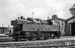 In der Grundvariante entsprach die 77 t schwere Lok 96 der KBE mit Kreuzkopf, Lagerung, Schwingenträger und Armaturen der Einheitsbauart der der Baureihe 64 der Deutschen Reichsbahn. Der leistungsfähige Kessel besaß einen Planrost, Überhitzer Bauart Schmidt, zwei Injektoren, Sicherheitsventile Bauart Coale, tiefliegendes Blasrohr und Einheits-Dampfentnahmestutzen. Die Laufachsen waren als Bisselgestell ausgeführt. Die Kuppelachsen lagen fest im Rahmen, die mittlere Treibachse war im Spurkranz geschwächt. Die Treibstange war recht kurz gefertigt was im hohen Geschwindigkeitsbereich zu Zuckbewegungen führte. Der Barrenrahmen hatte einen hinten angeschuhten Blechrahmen. Die Wasservorräte von 9,3 m³ wurden in langen seitlichen Kästen und einem dritten Behälter unter dem Kohlenkasten mitgeführt.  (14.07.1960) <i>Foto: Jacques H. Renaud</i>