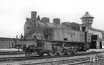 Die Köln-Bonner Eisenbahnen AG (KBE) betrieb von 1844 bis 1992 zwischen Köln und Bonn ein ausgedehntes, teilweise elektrifiziertes Streckennetz. Zeitweise war sie die verkehrsreichste nichtstaatliche Eisenbahn in Deutschland. Im Laufe der Jahre besaß sie 90 Dampflokomotiven, 40 Dieselloks und zahlreiche Elektro-Triebwagen, die auf der Vorgebirgsbahn und Rheinuferbahn verkehrten. Von 1918 bis 1961 gehörte Lok 51 zum Bestand der KBE, die hier im Bw Brühl-Vochem steht. Die KBE ging 1992 in der neugegründeten Häfen und Güterverkehr Köln (HGK) auf.  (14.07.1960) <i>Foto: Jacques H. Renaud</i>