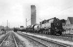 KBE Lok 84 (Krupp, Baujahr 1940) fährt mit einem Güterzug in Brühl-Vochem ein. Die KBE transportierte hauptsächlich Braunkohlenbriketts und Phosphat. (14.07.1960) <i>Foto: Jacques H. Renaud</i>