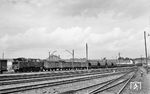 KBE 90 (Krupp, Baujahr 1952) mit einem gemischten Güterzug in Brühl-Vochem. (14.07.1960) <i>Foto: Jacques H. Renaud</i>