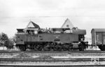 KBE 90 mit einem Güterzug in Brühl-Vochem. Das überwiegende Transportgeschäft der KBE lag bis Anfang der 1960er Jahre beim Kohletransport. Bis zu 10.000 t Braunkohlebriketts wurden täglich über die KBE im Rheinhafen Wesseling umgeschlagen.  (14.07.1960) <i>Foto: Jacques H. Renaud</i>