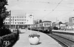 Triebwagen ET 41/42 (Westwaggon, Baujahr 1940) im damaligen Endbahnhof Köln Barbarossaplatz. (14.07.1960) <i>Foto: Jacques H. Renaud</i>