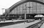 In Köln Hbf ist die Osnabrücker 01 1060 mit dem D 66 aus Norddeich Mole angekommen. Daneben wartet 01 215 vom Bw Köln Bbf vor dem E 229 nach Emmerich. (14.07.1960) <i>Foto: Jacques H. Renaud</i>