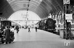 Die Kasselaner 01 210 ist mit dem D 530 aus Kassel in Frankfurt/M Hpbf eingetroffen. Nach dem Kopfmachen wird der Zug um 9.48 Uhr nach München weiterfahren. (1960) <i>Foto: Robin Fell</i>