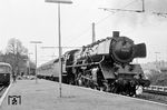 03 268 vom Bw Mönchengladbach vor E 193 (Aachen - Hamburg-Altona) beim planmäßigen Halt des Zuges um 11.50 Uhr im Bahnhof Herzogenrath. Links steht ein Schienenbus als Anschlusszug P 2076 nach Mariagrube. (04.1968) <i>Foto: Robin Fell</i>