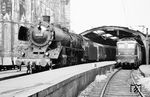 39 232 (Bw Jünkerath) ist mit P 1555 aus Jünkerath in Köln Hbf eingetroffen. Daneben steht die Deutzerfelder E 10 155. (09.1964) <i>Foto: Robin Fell</i>