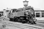 Die 1944 von Jung gelieferte Lok 53 war die größte, schwerste und leistungsfähigste Lok der Rhein-Sieg Eisenbahn (RSE) und gleichzeitig eine der modernsten Schmalspurdampfloks Deutschlands, allerdings nicht ohne Probleme. Ursprünglich war der Bau mehrerer Lokomotiven geplant. Nach Abschluss der Konstruktion 1941 musste Jung jedoch auf Materialkontigente warten und so wurde nur diese eine Lokomotive gefertigt, die im Januar 1945 abgenommen wurde. Aufgrund konstruktiver Unzulänglichkeiten und kriegsbedingtem minderwertigem Material gab es mit der Lok von Anfang an Probleme. Von 1951 bis 1954 stand sie beim Hersteller, bis sich die Rhein-Sieg-Eisenbahn mit Jung über den Weitergang der Arbeiten einigen konnte. Es blieben jedoch die Schwierigkeiten bei der Bedienung der Lok, sie konnte nur von wenigen Lokpersonalen gefahren werden. Wie die meisten bei der Rhein-Sieg-Eisenbahn eingesetzten Lokomotiven wurde die Lok 53 im Jahr 1957 auf Ölfeuerung umgestellt. Es wurde leichtes Bunkeröl verwendet, mit dem nicht ständig nachgeheizt werden musste, um das Öl flüssig zu halten. So konnte der Heizer eingespart werden. Im Jahr 1966 wurde die Lok zum letzten Mal eingesetzt und abgestellt. Seit Ende 2000 befindet sich die Lok im RSE-Museum in Asbach. Der Grund für das "100"-Schild ist nicht bekannt. (06.1963) <i>Foto: Robin Fell</i>
