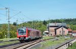 Nachdem 440 319 als RB 58024 aus Bamberg im Bahnhof Sterbfritz angekommen ist, setzt der Triebwagen für die Gegenleistung der RB 58043 als Rangierfahrt um. Der Bahnhof galt übrigens bis zum Bau der Schnellfahrstrecke Hannover–Würzburg als der höchstgelegene Bahnhof der Verbindung München–Hamburg. (30.04.2025) <i>Foto: Joachim Schmidt</i>