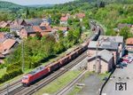 185 215 fährt mit EZ 68375 (Seelze - Nürnberg) durch den Bahnhof Sterbfritz. 440 319 hat inzwischen seinen Abstellplatz in Gleis 3 bis zur Rückfahrt um 12.57 Uhr nach Bamberg gefunden. (30.04.2025) <i>Foto: Joachim Schmidt</i>