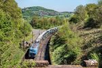 Blick vom Südportal des Sterbfritz-Tunnels (1092 m) auf die mit einem Audi-Zug nordwärts fahrende 192 024 der Hamburger Northrail GmbH, einem Gemeinschaftsunternehmen der Paribus Gruppe (74 %) und der Seehafen Kiel (26 %). (30.04.2025) <i>Foto: Joachim Schmidt</i>