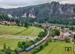 Vor der Kulisse der Bastei fährt 388 021 von CD-Cargo mit einem Containerzug bei Kurort Rathen südwärts. Die Bastei ist eine 305 m hohe Felsformation am rechten Ufer der Elbe in der Sächsischen Schweiz. (16.05.2025) <i>Foto: Joachim Schmidt</i>