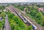 Captrain 193 583 begegnet mit einem Tankzug aus Großkorbetha einem Containerzug mit CD 383 019 im Bahnhof Leipzig-Großwiederitzsch. Der Personenverkehr ist auf diesem Teil des Leipziger Güterrings 2005 eingestellt worden. (17.05.2025) <i>Foto: Joachim Schmidt</i>