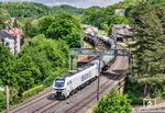 Mit einem Kesselwagenzug zum Tanklager Rhäsa fährt Ecco-Rail 159 218 durch den Bahnhof Roßwein.  (17.05.2025) <i>Foto: Joachim Schmidt</i>