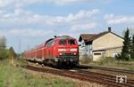 218 436 erreicht mit RE 4226 (Stuttgart - Lindau) den Bahnhof Aulendorf. (02.05.2006) <i>Foto: Stefan von Lossow</i>