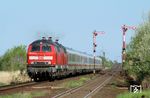 218 221 + 218 495 brummen mit IC 2311 "Nordfriesland" (Westerland/Sylt - Hamburg - Köln - Heidelberg) durch den Bahnhof Klanxbüll, damals noch ohne störende Windräder. Gut zu erkennen ist im Hintergrund die Rampe zum Hindenburgdamm hinauf. (09.05.2006) <i>Foto: Stefan von Lossow</i>