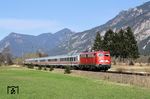 110 322 befördert den IC 327 "Alpenland" (Hannover - Köln - Nürnberg - München - Mittenwald) bei Oberau kurz vor Garmisch-Partenkirchen. (13.04.2007) <i>Foto: Stefan von Lossow</i>