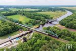 012 104 mit DPE 74201 nach Bad Zwischenahn am Küstenkanal mit der Schleuse Dörpen. Die Fallhöhe des Kanals beträgt in Dörpen 1,20 m Abstieg zur Ems, die durch die Schleuse reguliert wird. Umgekehrt kann die Schleuse Dörpen den Küstenkanal gegen extreme Ems-Hochwasser absperren. (29.05.2025) <i>Foto: Joachim Schmidt</i>