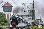 012 104 ballert über die Huntebrücke in Oldenburg (Old). Die denkmalgeschützte Klappbrücke am Oldenburger Hafen wurde 1954 eingeweiht, um sowohl den Schiffsverkehr zum Stadthafen wie auch den Eisenbahnverkehr zum Hauptbahnhof gewährleisten zu können. Zwischen 10 und 20 Mal am Tag wird die Brücke geöffnet. Dabei können beide Brückenteile unabhängig voneinander bewegt werden. Bis 2002 wurde die Brücke mittels Elektromotoren geöffnet. Mit dem Umbau der Brücke wurde eine hydraulische Steuerung eingebaut. Dem Stellwerk 'Brücke' obliegt die Bedienung der Klappbrücke und eines benachbarten Bahnübergangs. Die Brücke ist in die Fahrstraßensicherung des Oldenburger Zentralstellwerks "Opf" eingebunden. (29.05.2025) <i>Foto: Joachim Schmidt</i>