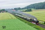 012 104 mit DPE 74203 nach Rheine auf der Steigung zwischen Bohmte und Ostercappeln. Ohne ihre Leistung schmälern zu wollen, sei daran erinnert, dass die Osnabrücker 01.10 zeitweise mit 1160 km (Hamburg-Altona - Köln) die höchste jemals von einer Dampflok erzielte Tagesleistung erreichten und Zuggewichte bis zu 600 t (D 598, D 940) fuhren. Zwischen Buchholz (Kr. Harburg) und dem Abzweig Utbremen vor Bremen Hbf wurden über 40 km durchgehend 135 km/h gefahren und Reisegeschwindigkeiten zwischen Hamburg und Bremen von mehr als 100 km/h erreicht. Es soll allerdings nicht verschwiegen werden, dass die extrem hohen Laufleistungen vor schweren Zügen auch ihren Tribut forderte: Die Osnabrücker hatten mit durchschnittlich 47.000 km störungsfreien Leistungen den niedrigsten Wert aller 01.10-Bw (zum Vergleich: Bw Kassel 144.000 km). (29.05.2025) <i>Foto: Joachim Schmidt</i>