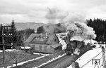 Em 735-72 mit einem Fotogüterzug bei Woronenka an der Bahnstrecke Iwano-Frankiwsk—Valea Viseului in den ukrainischen Karpaten. Hinweis: Die kyrillischen Schriftzeichen lassen sich bei uns leider nicht darstellen, daher müssen wir auf die lateinische Transkription zurückgreifen, die nicht immer mit der originalen Orthografie übereinstimmt. (15.04.1997) <i>Foto: Ulrich Tack</i>