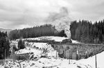 Em 735-72 (Achsfolge E) auf einem Viadukt bei Woronenka in den Karpaten, unweit der alten Grenze zu Österreich-Ungarn.  (15.04.1997) <i>Foto: Ulrich Tack</i>