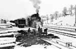 Gleisbauarbeiten im Bahnhof Jassinja im Südwesten der Ukraine. Vor dem Güterzug wartet Em 736-72. (16.04.1997) <i>Foto: Ulrich Tack</i>