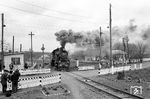 Su 218-31 passiert einen Bahnübergang in Dschulynka. (19.04.1997) <i>Foto: Ulrich Tack</i>