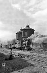 GR-280 verlässt mit einem Fotosonderzug den Bahnhof Hajworon. Vorbei an den beiden markanten Wassertürmen geht die Fahrt auf dem Dreischienengleis in Richtung Pidhorodna. Durch den Bau mehrerer Schmalspurstrecken ab 1899 wurde Hajworon das Zentrum eines ausgedehnten Schmalspurnetzes (Spurweite 750 mm) in der Zentralukraine. Hier war sogar ein Eisenbahnausbesserungswerk für Schmalspurfahrzeuge angesiedelt. Die Lok enstammt einer Serie aus DDR-Produktion. Von 1948 bis 1956 wurden über 400 Maschinen des Typ GR (Germanskaja Reparazja) vom Lokbau "Karl Marx" Babelsberg (vormals MBA) in die Sowjetunion geliefert. (19.04.1997) <i>Foto: Ulrich Tack</i>