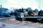 41 109 macht sich in ihrem Heimat-Bw Limburg (Lahn) für den nächsten Einsatz bereit. Viele Leistungen dürfte sie nicht mehr gefahren haben, wenige Wochen später, im Mai 1967 wurde sie ausgemustert. Rechts stehen 23 022 und 50 1591 aus Gießen. (10.03.1967) <i>Foto: Dieter Junker</i>